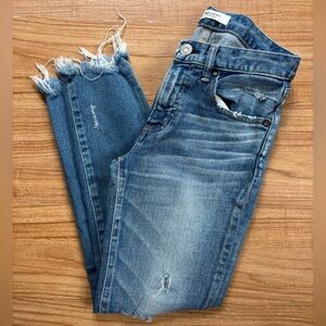 Moussy vintage Glendale Light Blue Distressed Boyfriend Jeans with frayed hems!